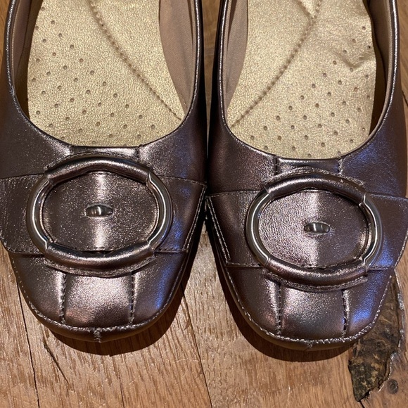 Bare Traps Mischa Leather Buckle detail Ballet Flats Pewter Size 8 - Picture 1 of 9
